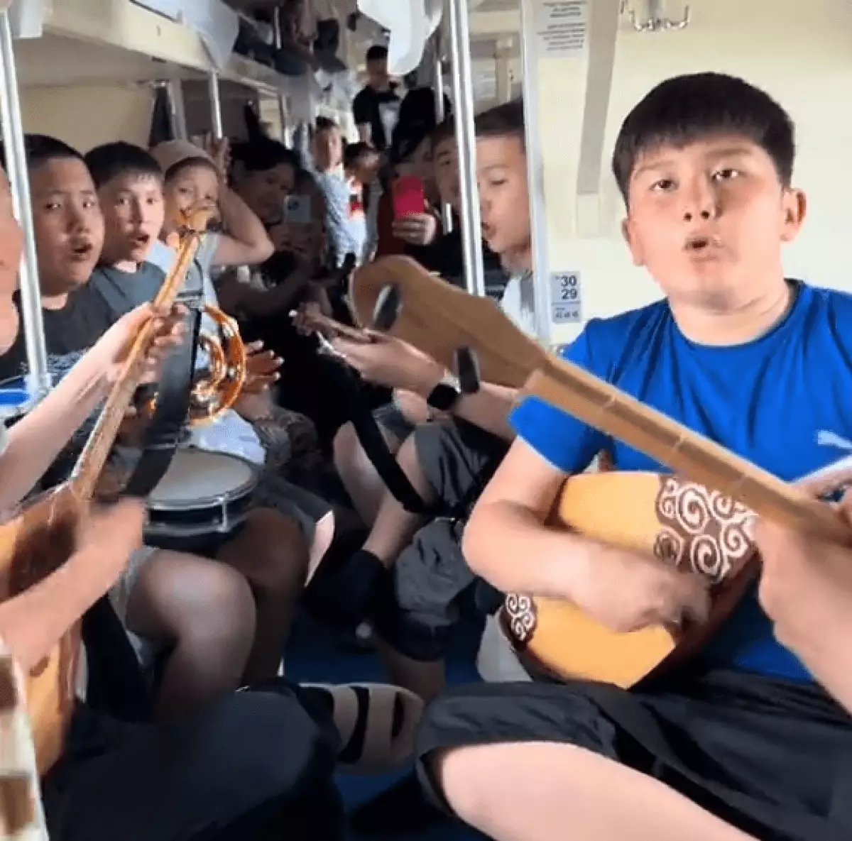 Маленькие домбристы устроили живой концерт в поезде Атырау – Астана