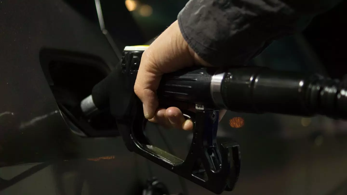 Новые цены на бензин и дизель для приезжих: министр энергетики подписал приказ