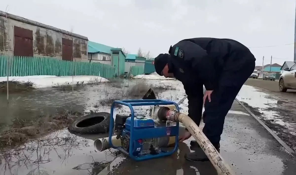 Паводки в Казахстане: свыше 50 тысяч человек вернулись в свои дома