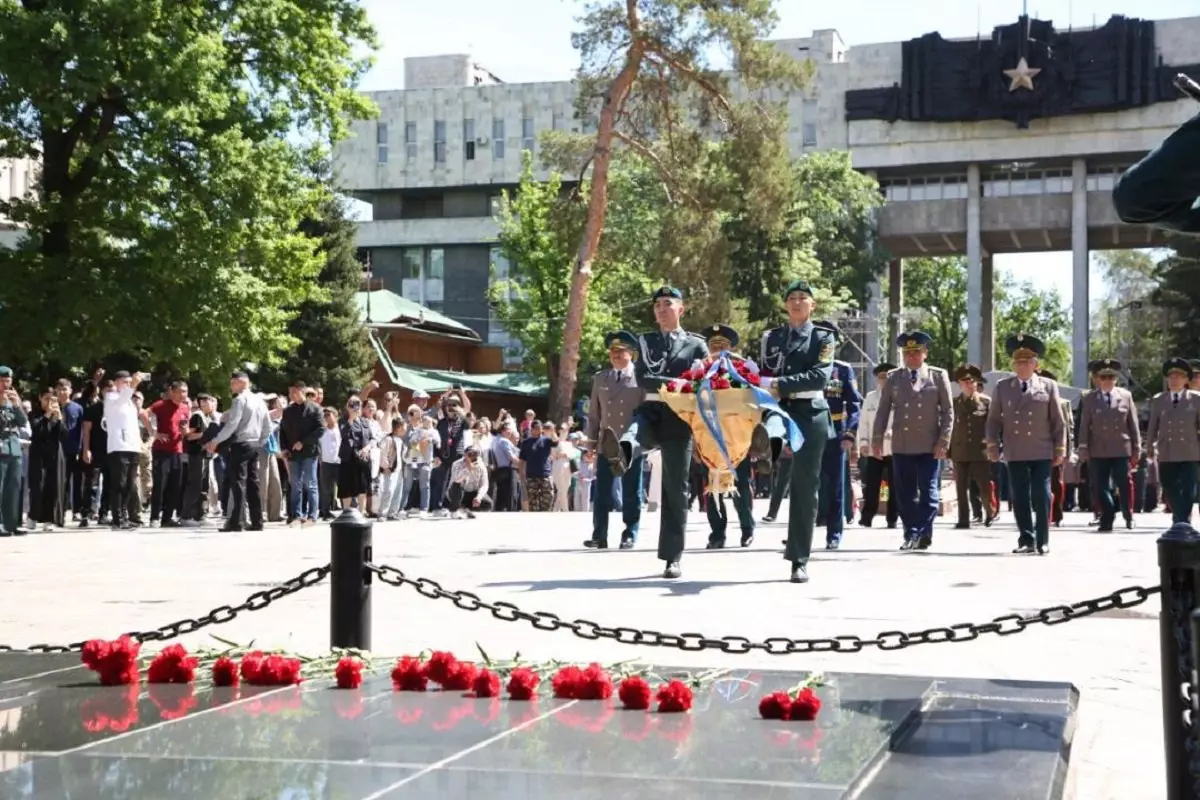 В Алматы военнослужащие почтили память первого министра обороны Казахстана