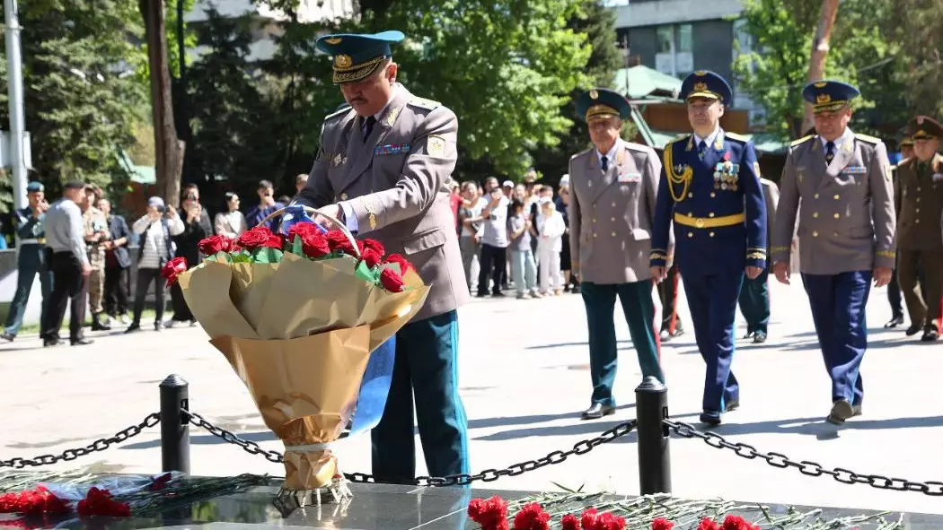 Военнослужащие Алматы почтили память первого министра обороны Казахстана
