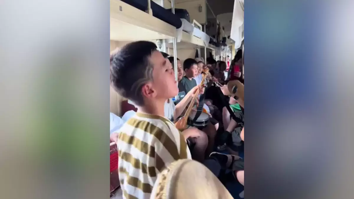 Живой концерт в поезде "Атырау-Астана" устроили юные музыканты