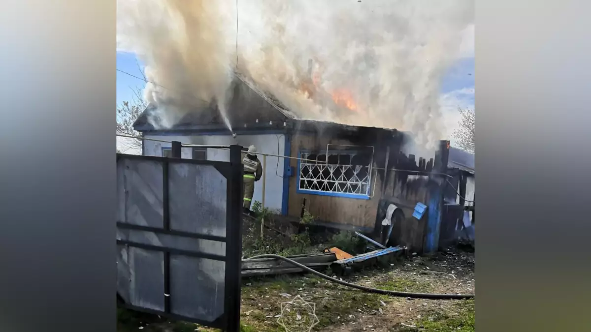 Пожар вспыхнул в частном доме в Костанайской области