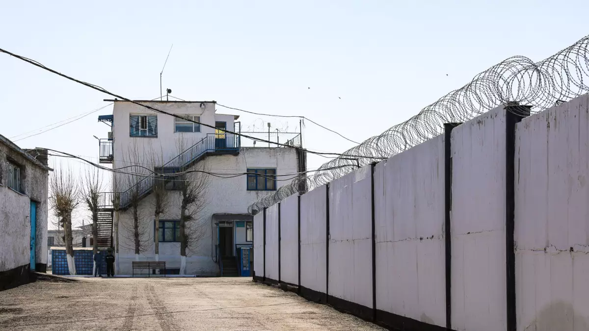 На глушилки связи для заключённых жалуются жители Актау