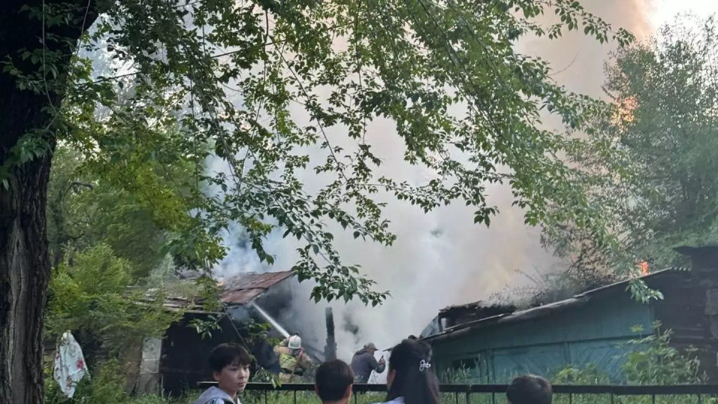 Хозпостройки загорелись во дворе жилого дома в Алматы