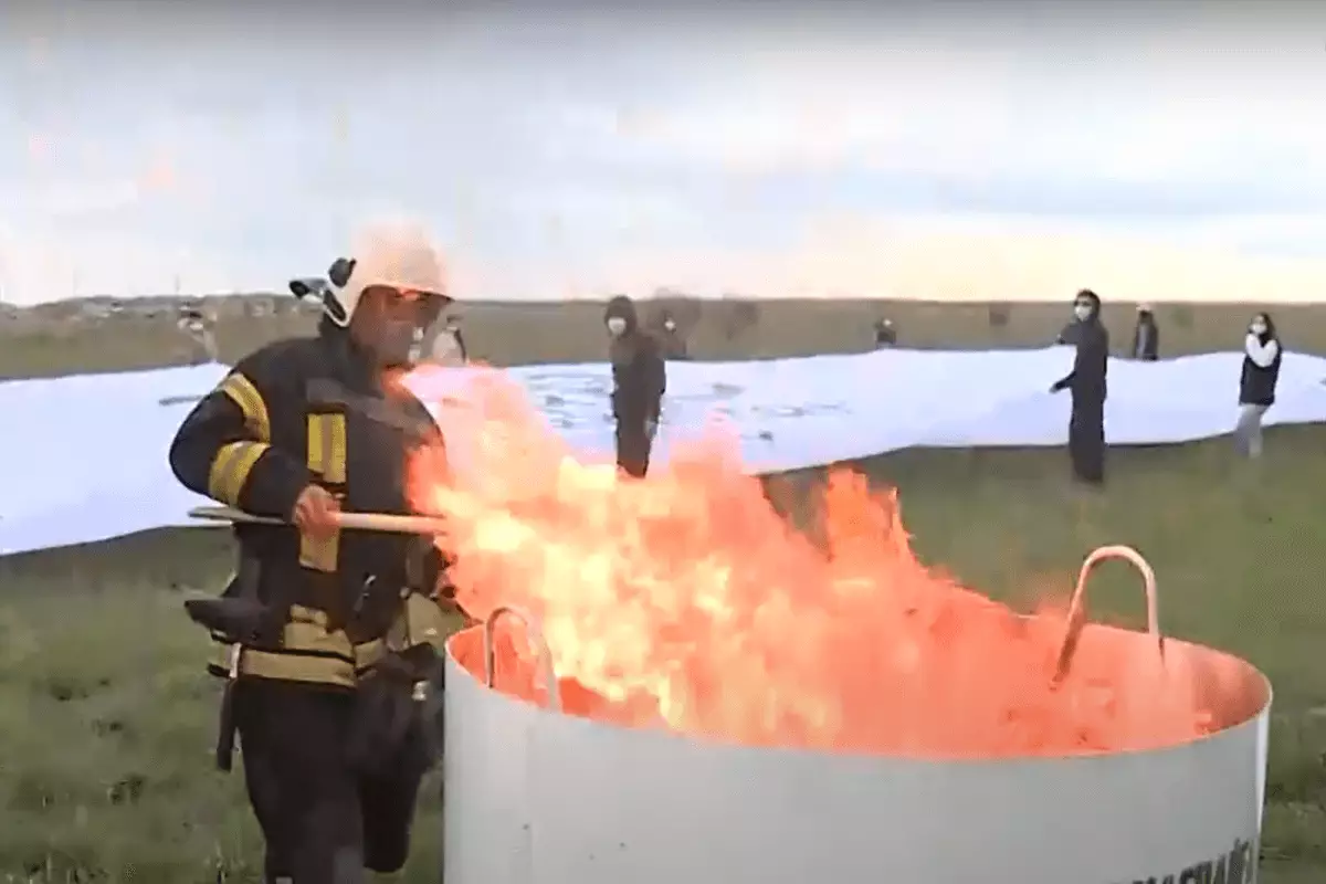 В Астане сожгли 10 тонн конфискованного насвая (ВИДЕО)
