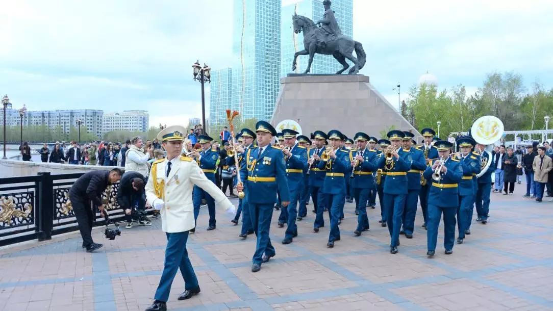 Военный оркестр в честь праздника прошел маршем по набережной Астаны