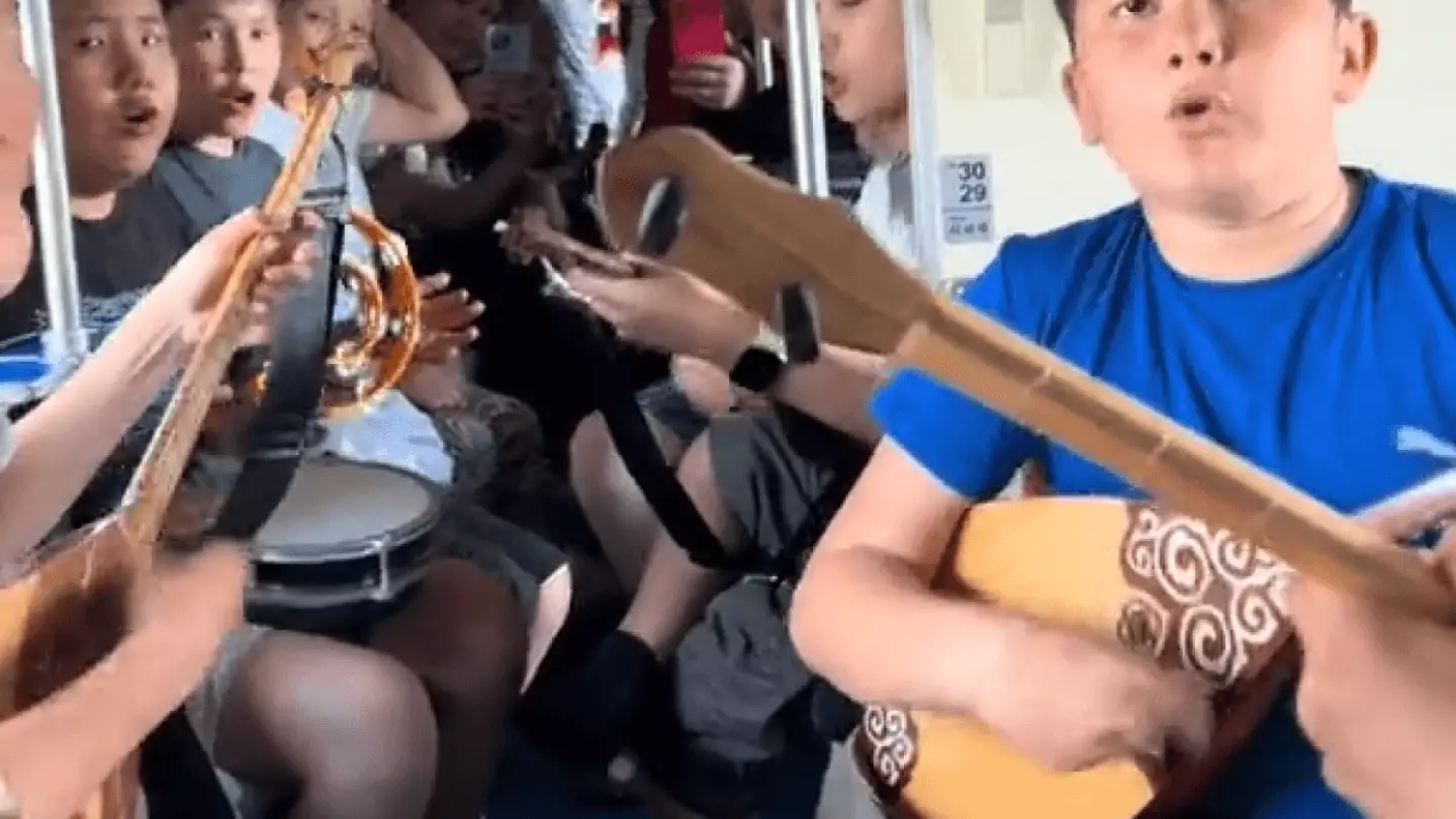 Юные домбристы покорили виртуозной игрой пассажиров поезда, следовавшего в Астану