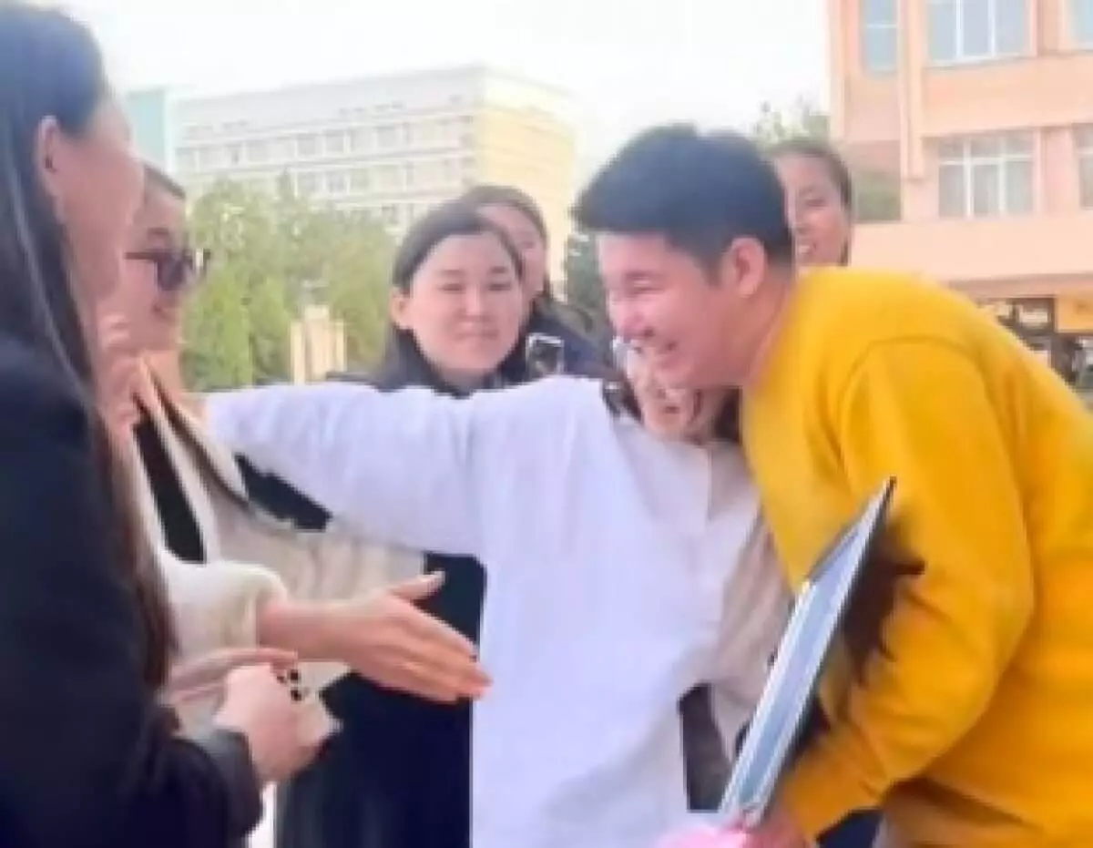 Девушки-студентки в Алматы устроили горячий сюрприз единственному одногруппнику на 7 мая