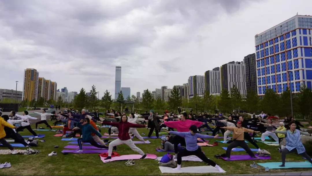 Бесплатный мастер-класс по йоге провели для астанчан в парке