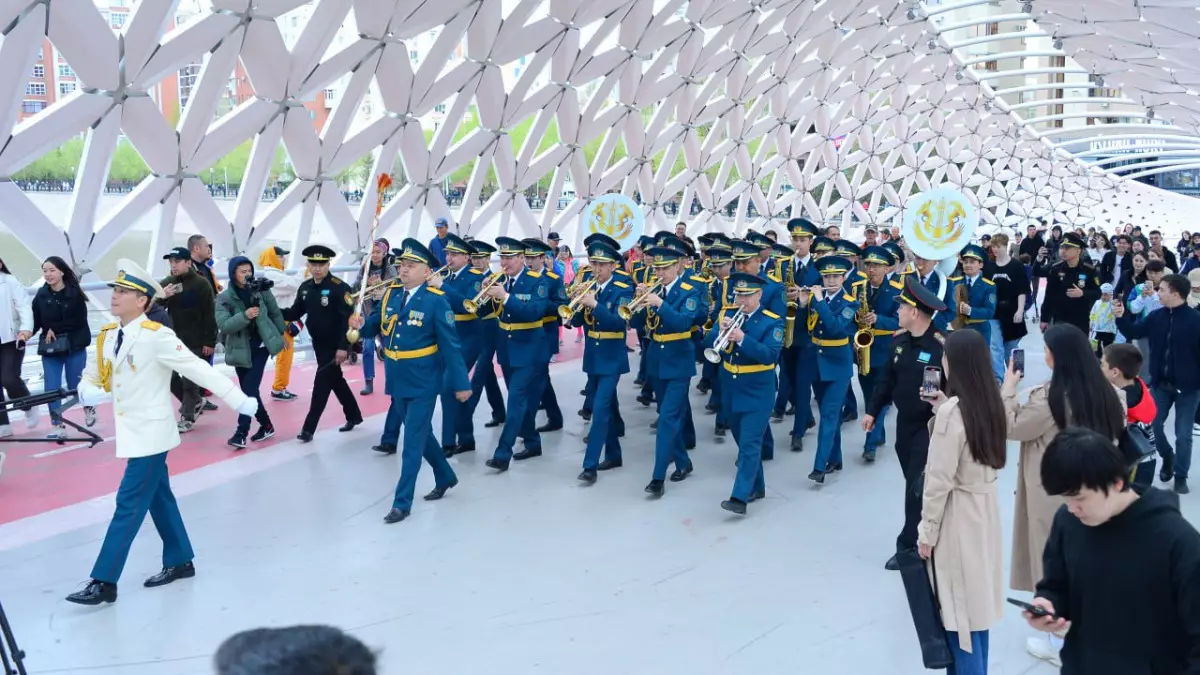 Военный оркестр прошёл маршем по набережной Астаны