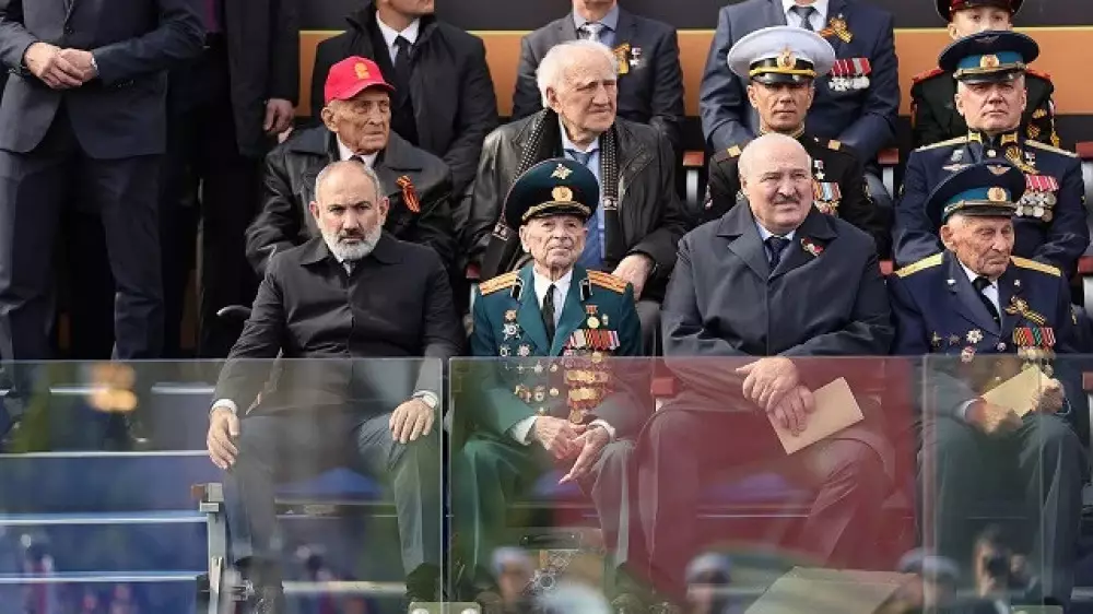 Пашинян назвал "странным" ежегодное присутствие глав государств на параде Победы в Москве