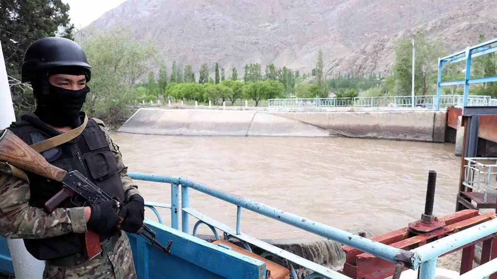 На границе между Кыргызстаном и Таджикистаном произошел инцидент с применением огнестрельного оружия