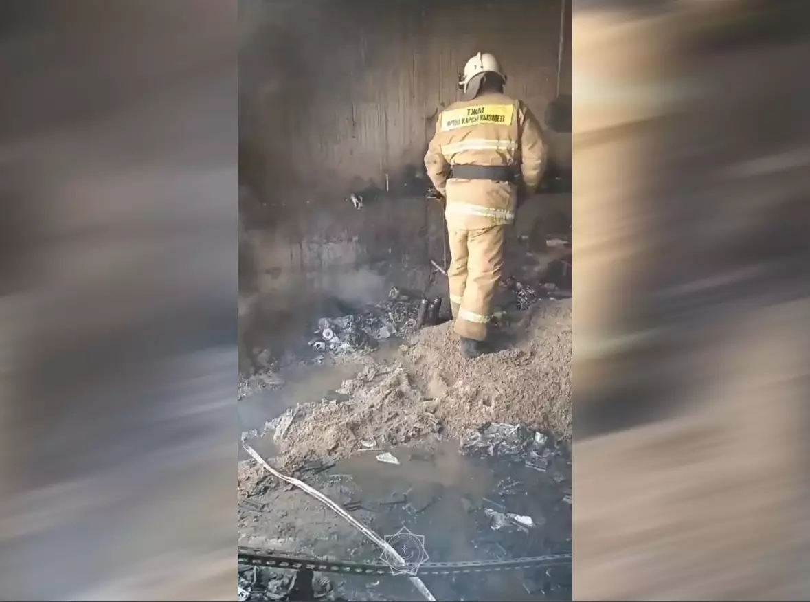 Строительный мусор горел в жилой многоэтажке Алматы
