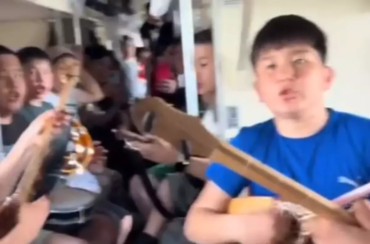 Живой концерт для пассажиров поезда устроили юные домбристы