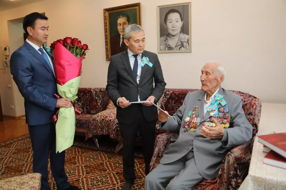 Алматинских ветеранов ВОВ поздравили от имени Президента