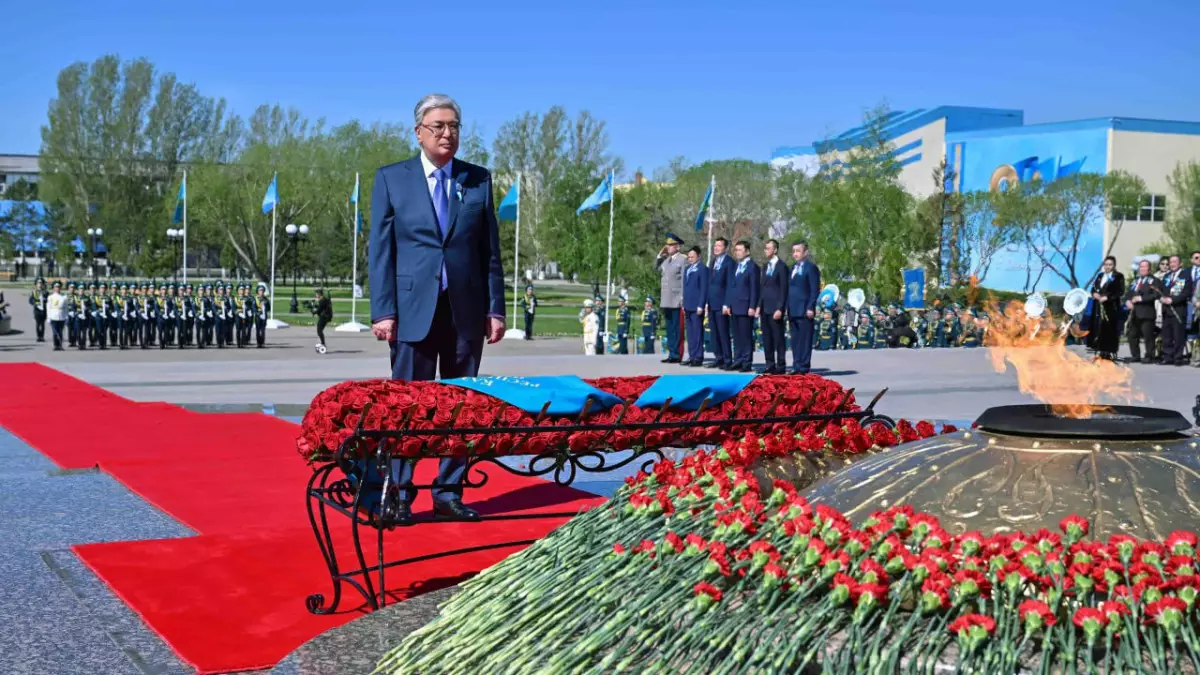 Президент Казахстана возложил цветы к монументу "Отан Ана"
