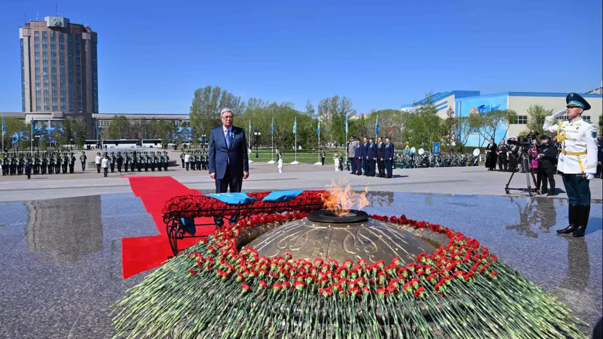 Президент принял участие в церемонии возложения цветов к монументу «Отан Ана»