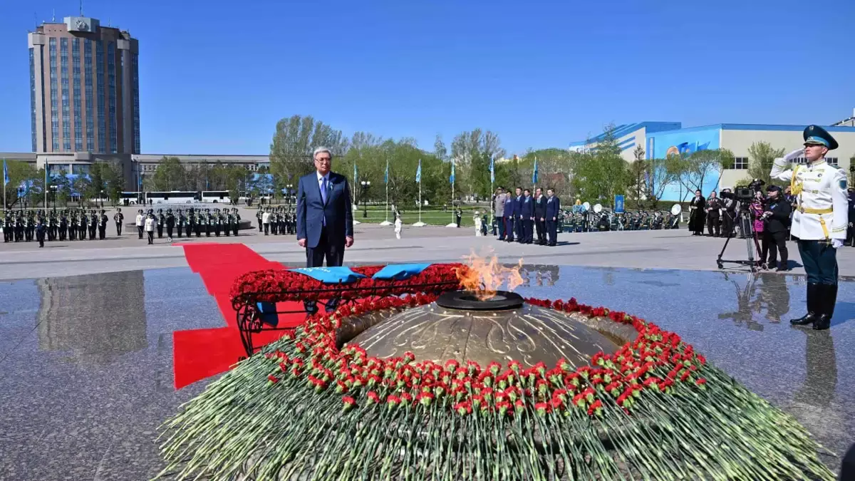 Токаев возложил цветы к монументу «Отан Ана» в Астане