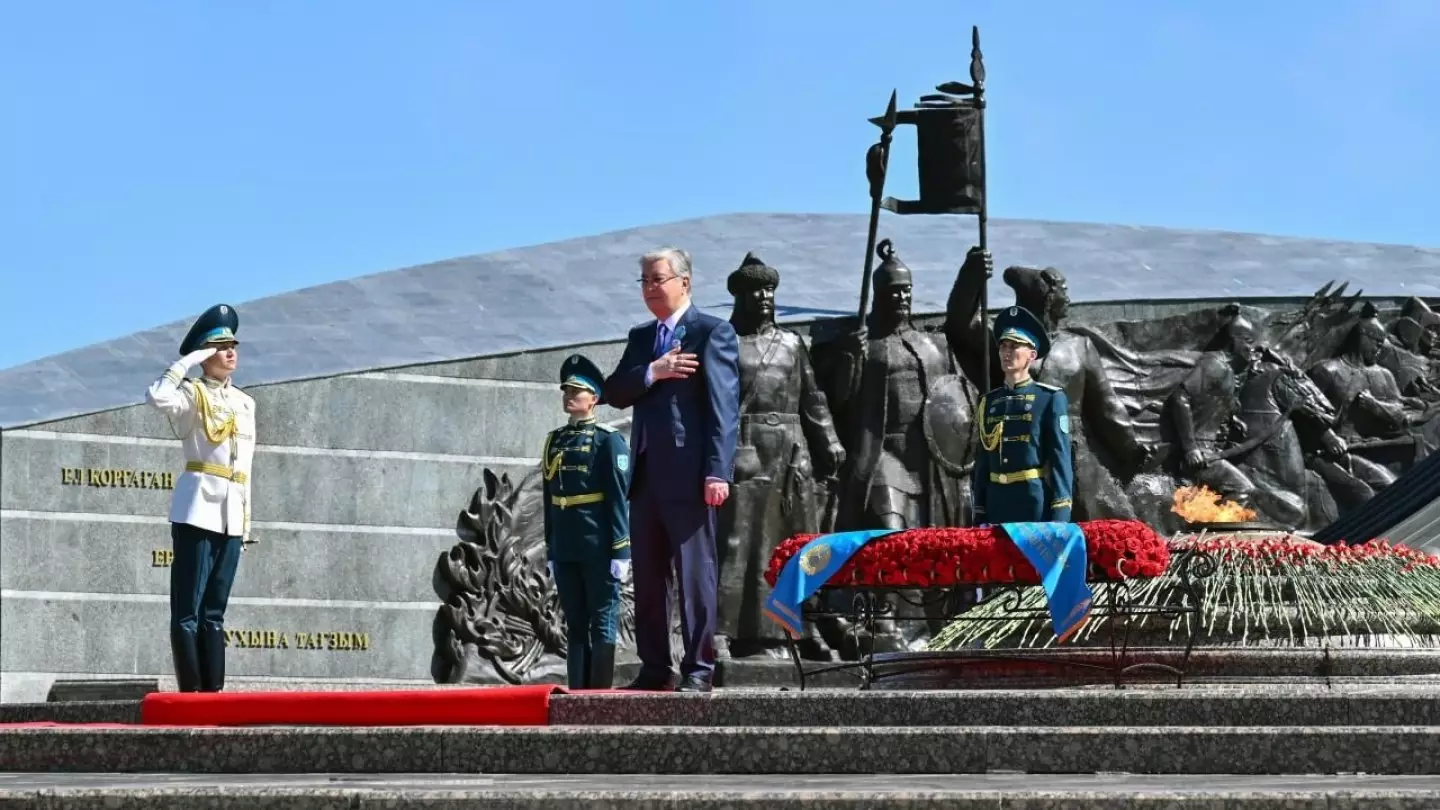 Токаев возложил цветы к мемориалу «Отан Ана» и поздравил ветеранов с Днём Победы