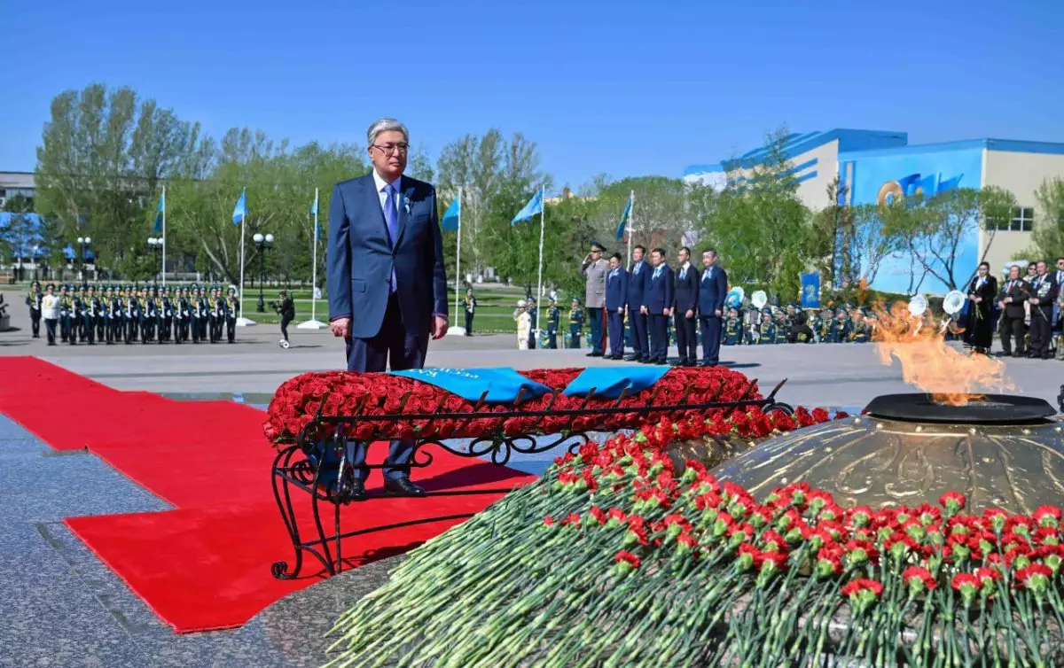 Касым-Жомарт Токаев возложил цветы к монументу «Отан Ана»