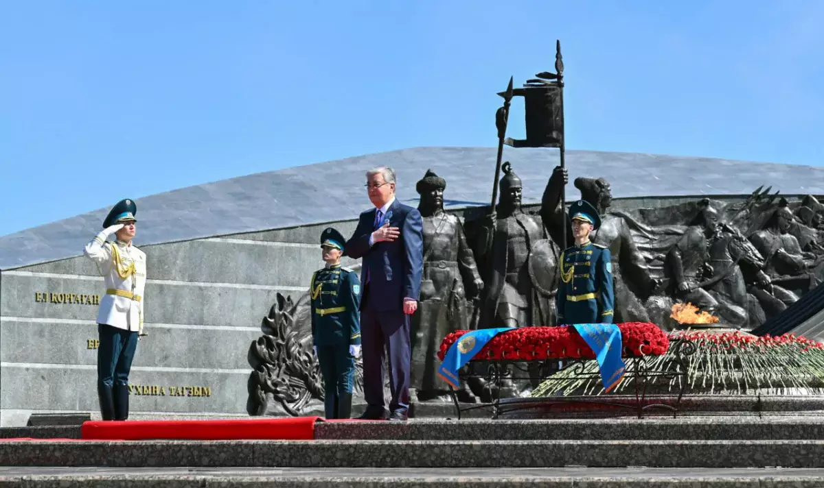 Глава государства принял участие в церемонии возложения цветов к монументу «Отан Ана»