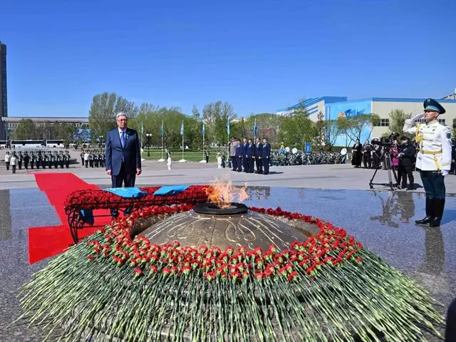 Президент принял участие в церемонии возложения цветов к монументу Отан Ана 