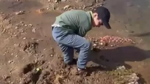 Застрявшего в грязи ребёнка спас полицейский в Астане