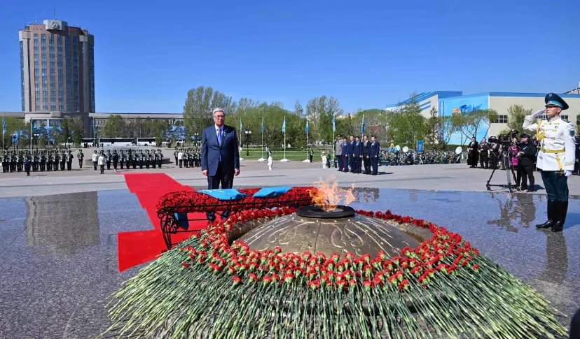 Токаев возложил цветы к монументу «Отан Ана»