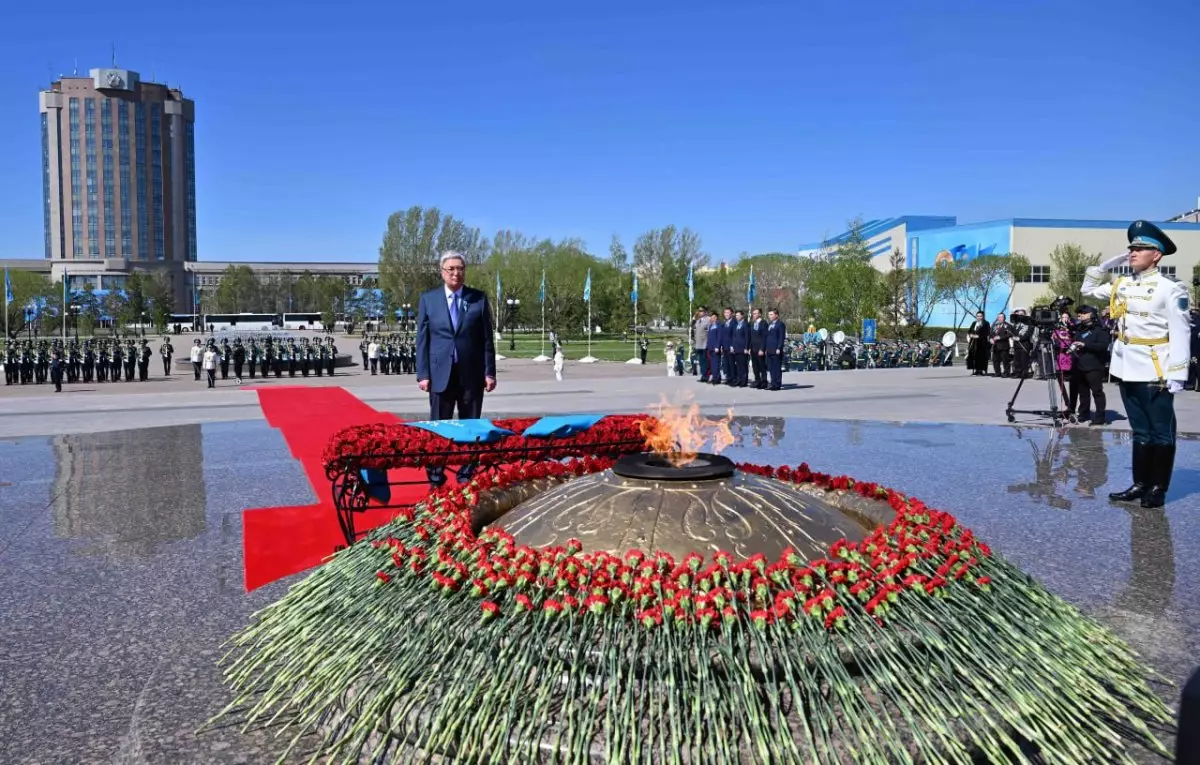 Токаев принял участие в церемонии возложения цветов к монументу «Отан Ана»