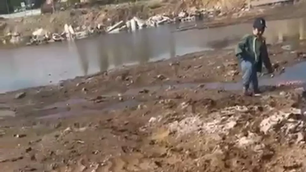 В Астане полицейский спас ребенка, застрявшего в грязи