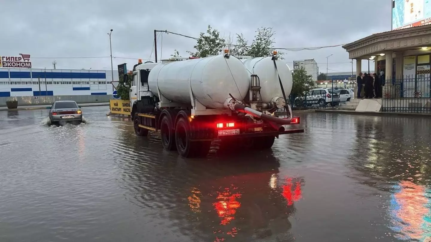 Улицы Атырау затопило после сильного дождя