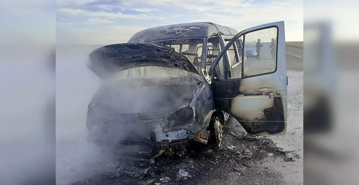 Школьники спаслись из горящего микроавтобуса на трассе Шымкент-Самара