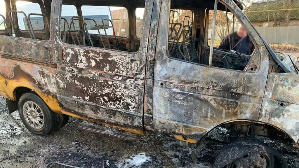 Микроавтобус со школьниками загорелся на трассе в Туркестанской области