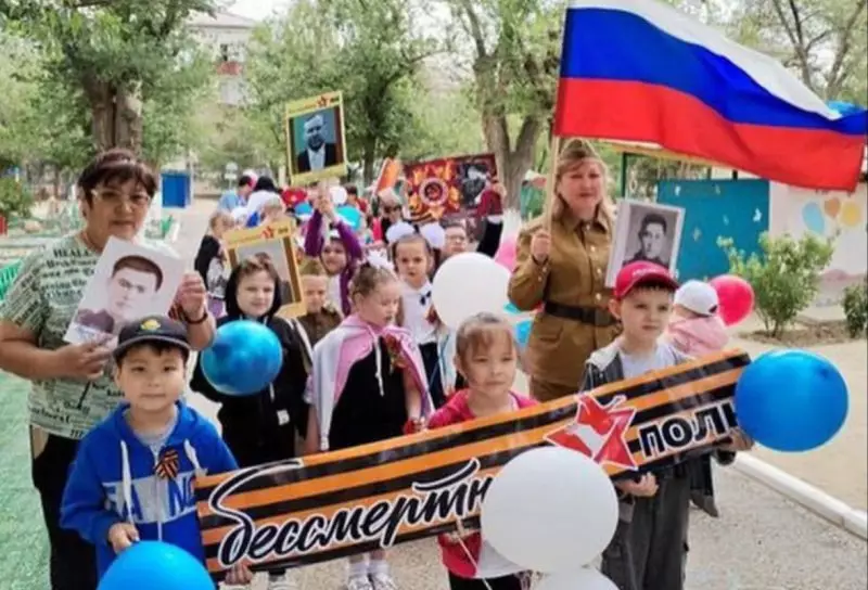 Флаг России и георгиевская лента: "бессмертный полк" в детсаду Байконура возмутил казнет