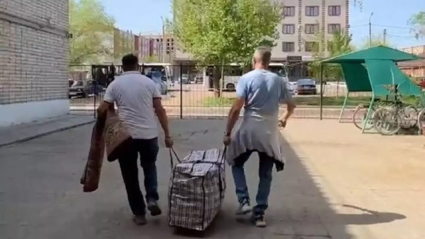 Жители затопленных дач в Уральске начали возвращаться домой