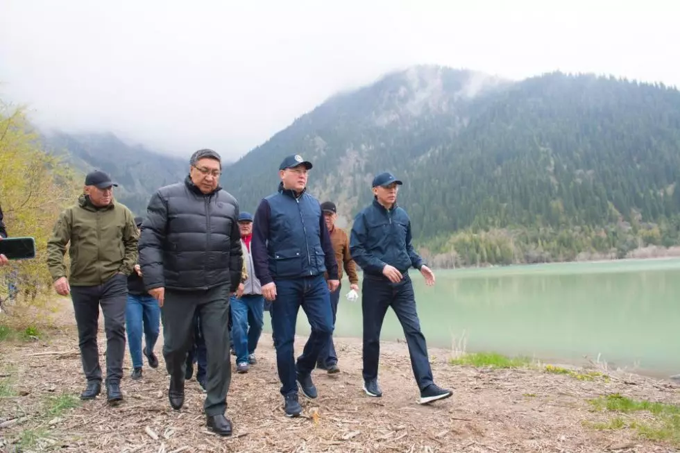 Аким Алматинской области лично почистил берег озера Иссык, а аким Жетысу к берегам местных рек отправил волонтёров