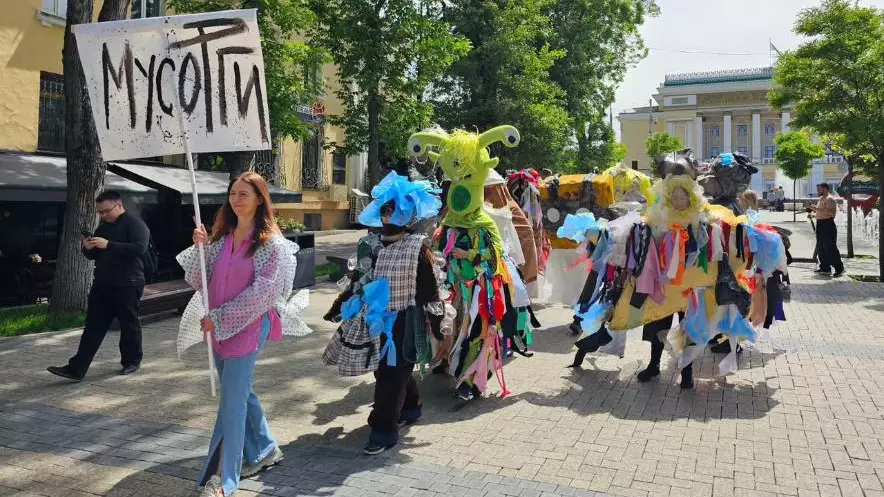 Мусорное модное дефиле устроили в Алматы