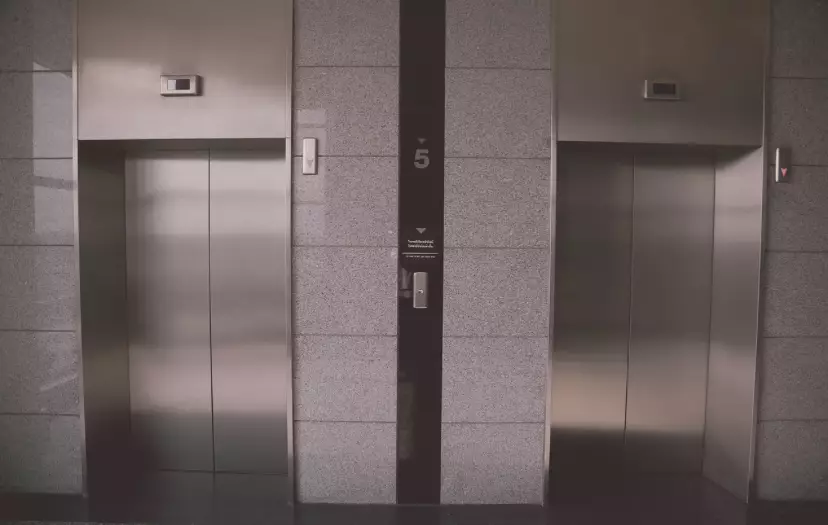 Лифт сорвался в многоэтажке Семея: 6 человек доставлены в больницу