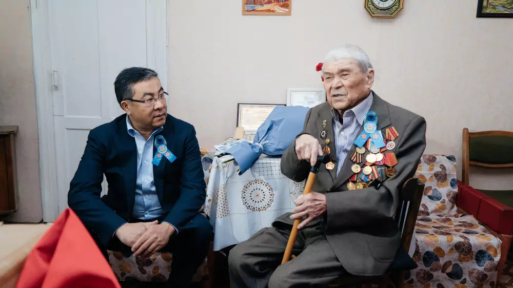 Ветеранов войны и тружеников тыла поздравили с Днем Победы в области Абай
