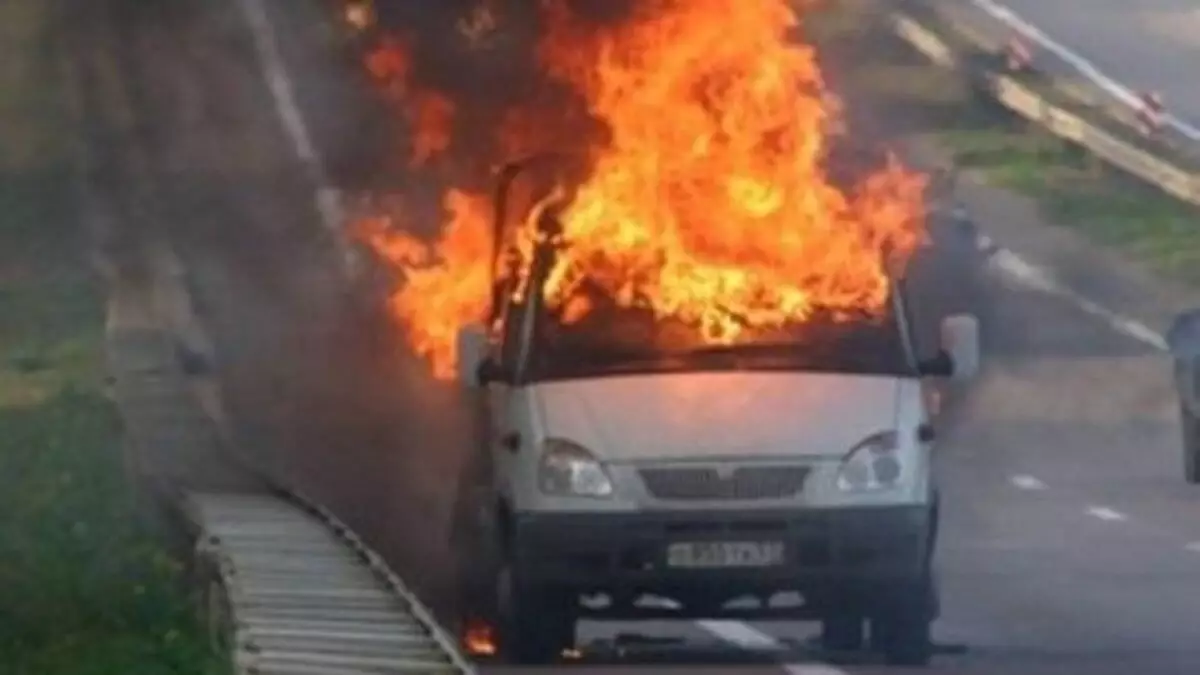 Микроавтобус, везущий школьников, сгорел на трассе в Туркестанской области