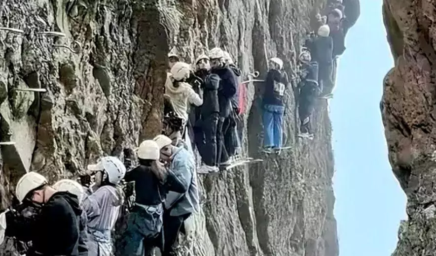 Туристы в Китае больше часа провисели на скале из-за столпотворения на узкой тропе