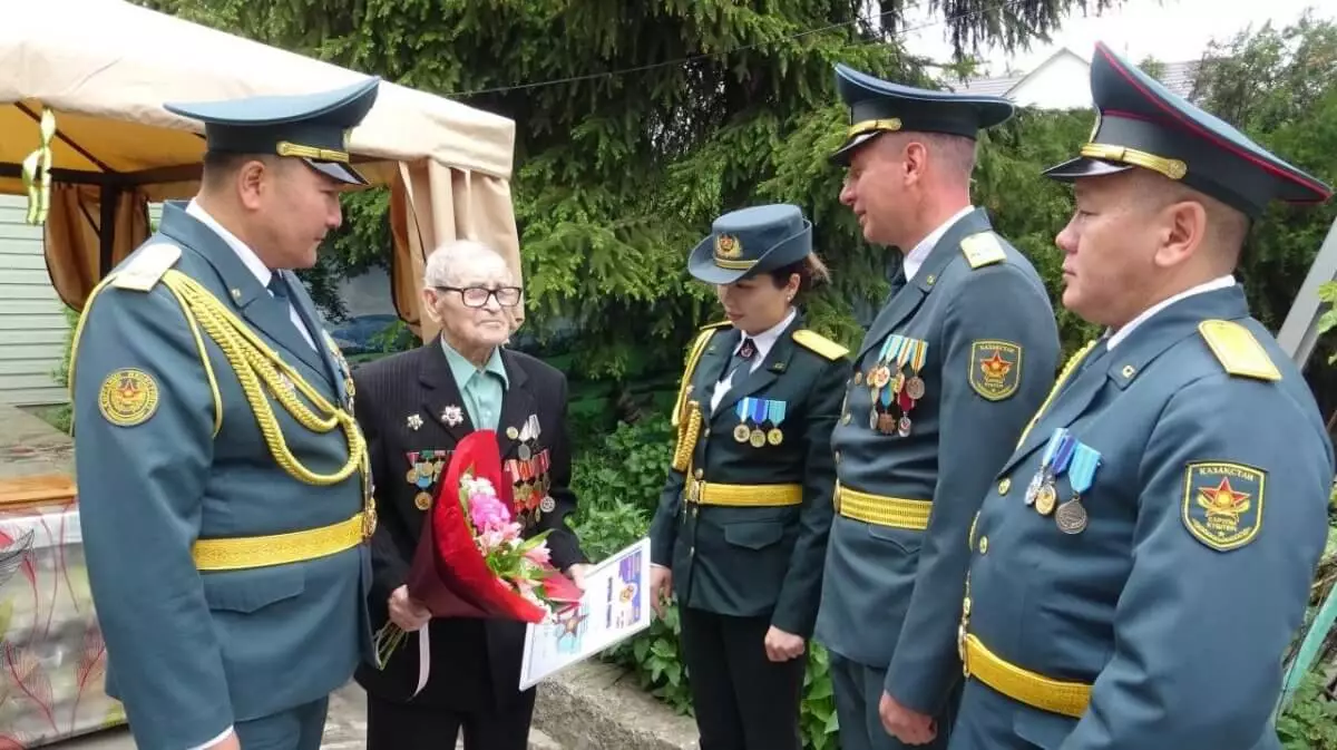 Мелодии военных лет исполнили для ветеранов  военные музыканты в Алматы