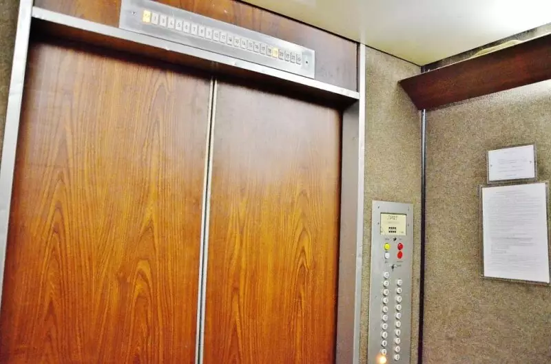 Лифт с шестью пассажирами рухнул в многоэтажке Семея