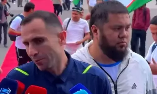 Мужчина случайно попал в кадр во время интервью наставника сборной Узбекистана и стал мемом. Видео