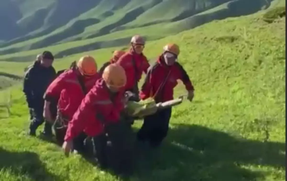 Вертолетом эвакуировали туриста с травмой позвоночника из ущелья в Алматинской области (ВИДЕО)