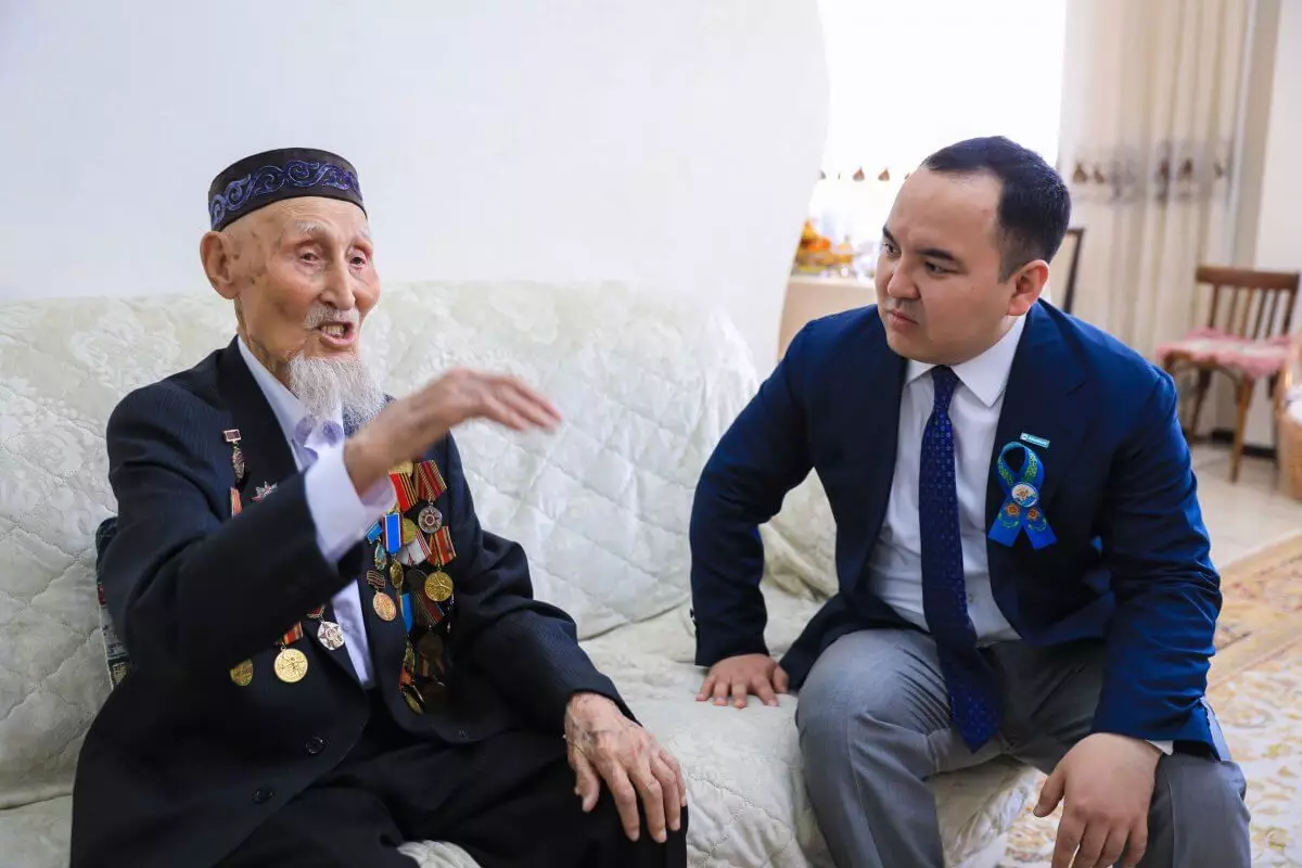 Аманатовцы поздравили ветерана ВОВ с Днем Победы