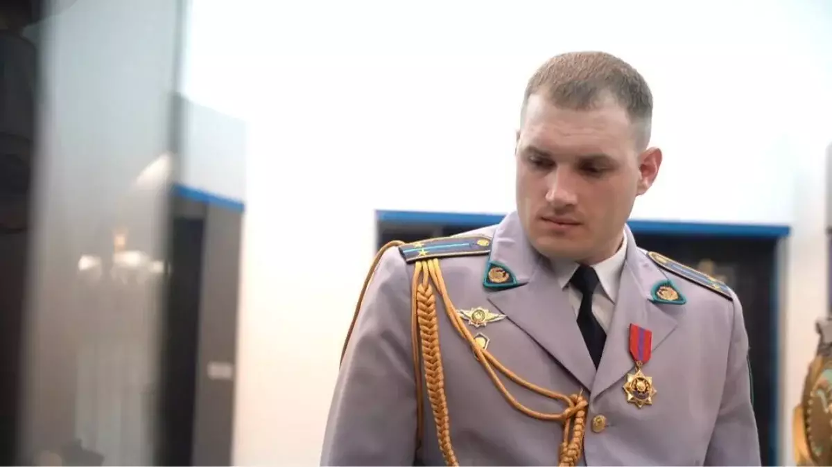 Награжден инспектор из Петропавловска, спасший спрыгнувшую с моста женщину