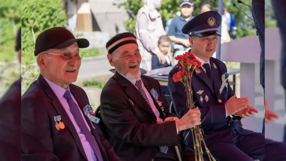 Парад во дворе 99-летнего ветерана провели полицейские ВКО