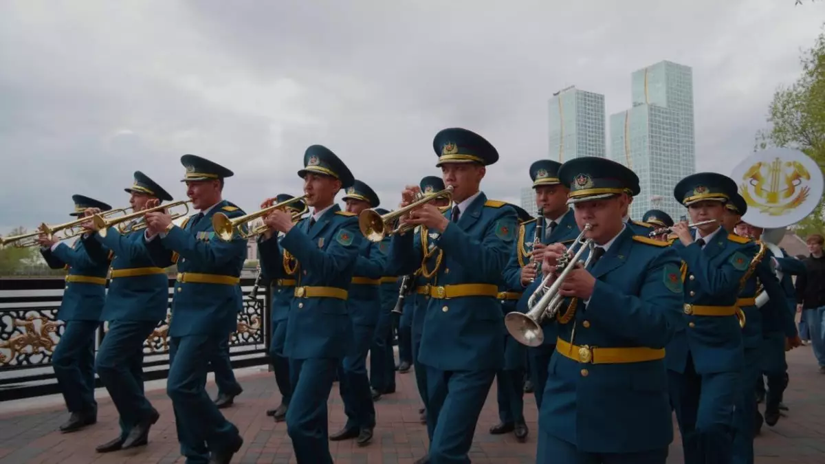 Астанада әскери оркестр қала тұрғындары алдында өнер көрсетті